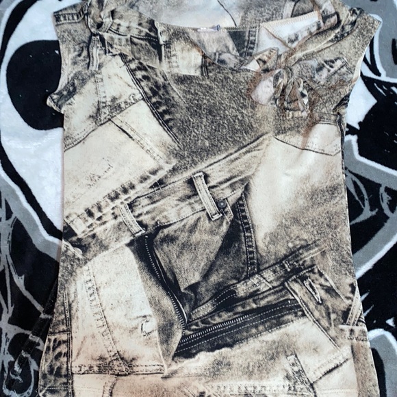 rave Tops - 🖤🎀Tan denim jean baby tee